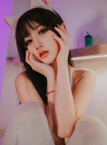 老赵抱着媛媛在厨房做视频播放